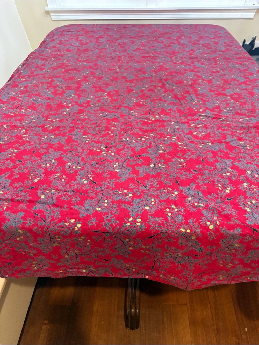 Vibrant Red Berry Dining Tablecloth - Classic Holiday Table Linen